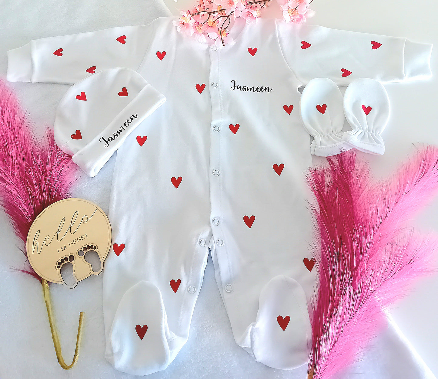 Tenue naissance personnalisée avec coeurs