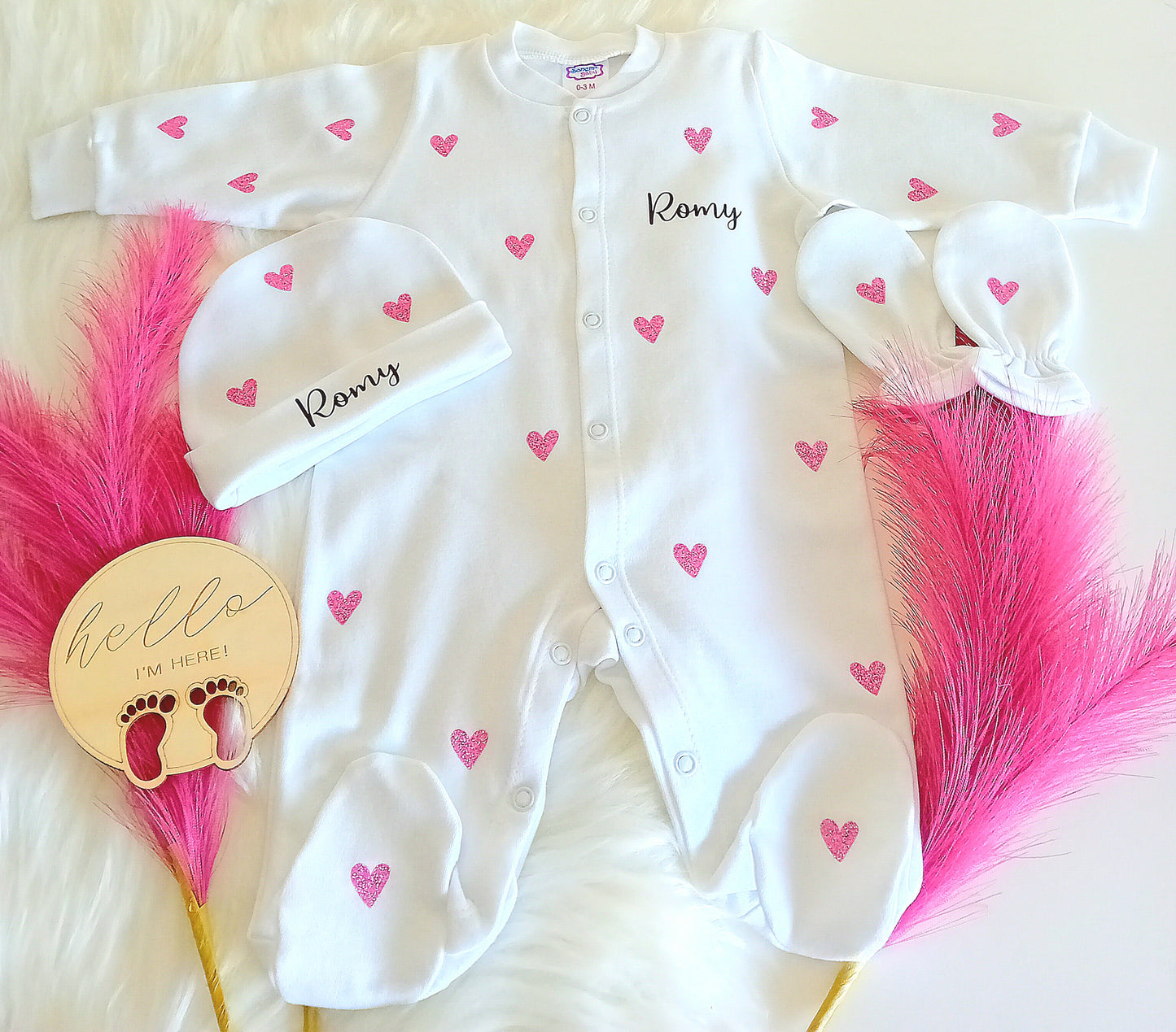 Tenue naissance personnalisée avec coeurs