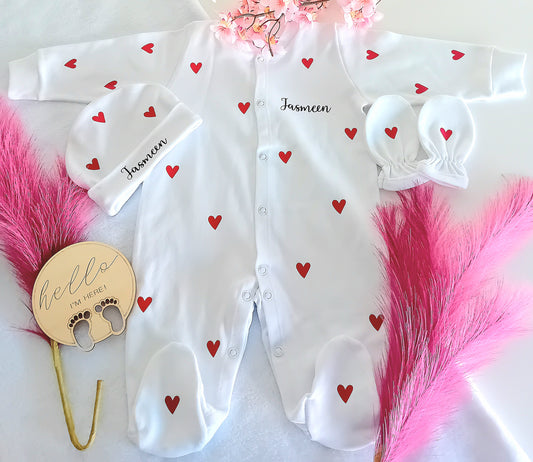 Tenue naissance personnalisée avec coeurs