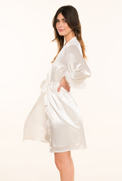 Peignoir en satin blanc à plumes